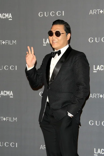 Psy arriveert op de lacma 2012 kunst en film gala — Stockfoto