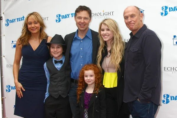 Megyn Price, Aidan Potter, George Newbern, Francesca Capaldi, Taylor Spreitler, Corbin Bernsen — Stock Photo, Image