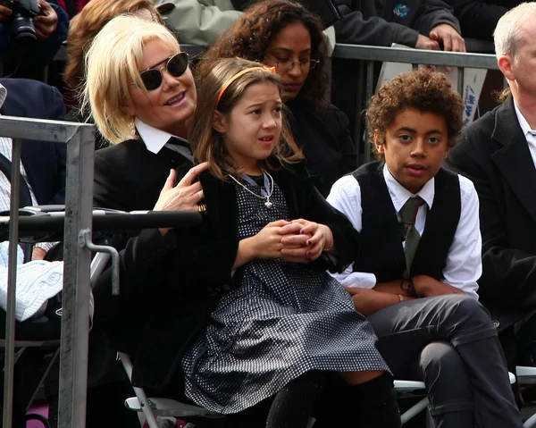 Deborra-Lee Furness com Ava e Oscar Jackman — Fotografia de Stock