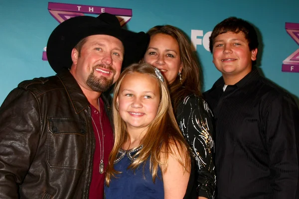 Tate Stevens - Winner of 2012 X Factor, with his family — Stock Photo, Image