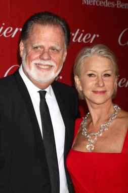 erkek ve kadın ofiste tokalaşırken