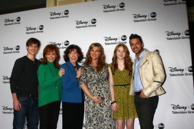 Justin çırak, Reba Mcentire, Lily Tomlin, Sara Rue, Juliette Angelo, Jai Rodriguez