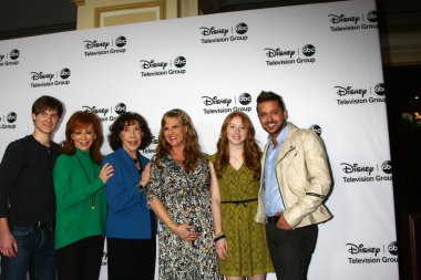 Justin çırak, Reba Mcentire, Lily Tomlin, Sara Rue, Juliette Angelo, Jai Rodriguez