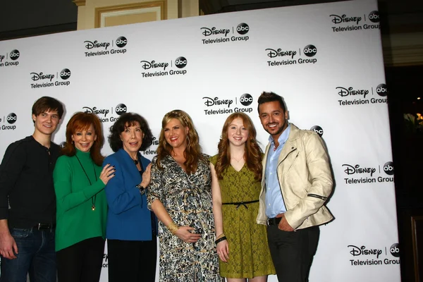 Justin prentice, jeden osiem l, lily tomlin, sara rue, juliette angelo, jai rodriguez — Zdjęcie stockowe