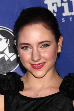 Haley rammrenkli arka plan ile yeşil çimen