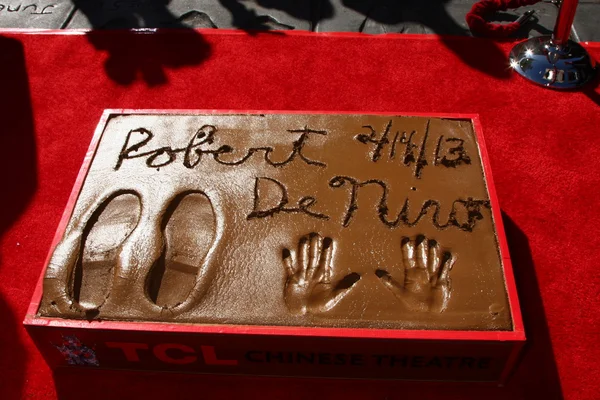 Robert de Niro skriver hand och fot i cement — Stockfoto