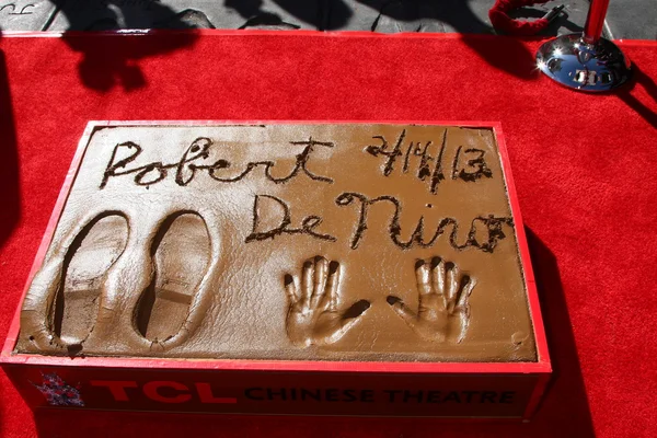 Robert deniro hand- und fußabdrücke in zement — Stockfoto
