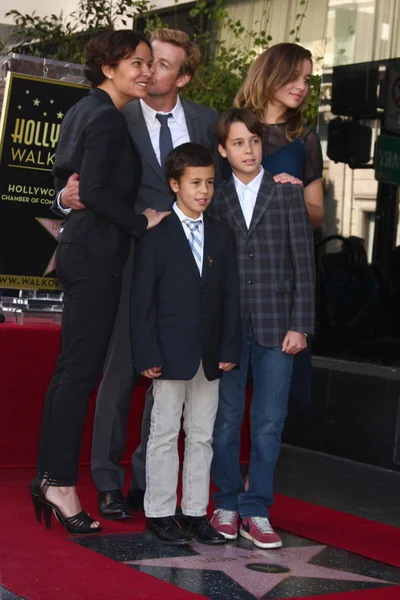 Rebecca Rigg, Simon Baker, and thier children — Stock Photo, Image