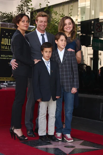 Rebecca Rigg, Simon Baker, and thier children — Stock Photo, Image