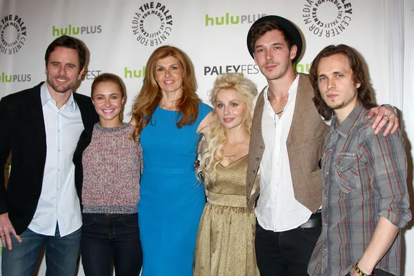 L'attrice Charles Esten, l'attrice Hayden Panettiere, l'attrice Connie Britton, l'attrice Clare Bowen, l'attore Sam Palladio e l'attore Jonathan Jackson — Foto Stock