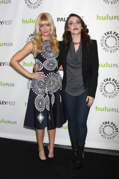 Beth Behrs, Kat Dennings — Stockfoto