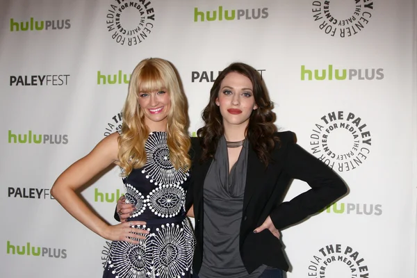 Beth Behrs, Kat Dennings — Zdjęcie stockowe