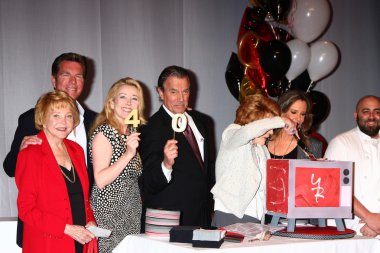 Lee çan, bergman, melody peter thomas scott, eric braeden, jeanne cooper, jess walton, duff goldman