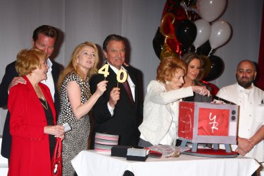 Lee çan, bergman, melody peter thomas scott, eric braeden, jeanne cooper, jess walton, duff goldman