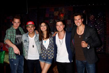 Kendall schmidt, james maslow, carlos pena Jr ve logan henderson victoria adalet ile büyük bir zaman Rush