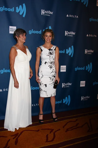 Linsey Godfrey, with her mother — Stock Photo, Image