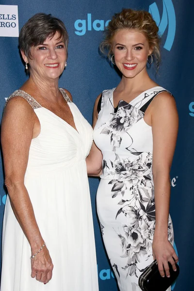 Linsey Godfrey, with her mother — Stock Photo, Image