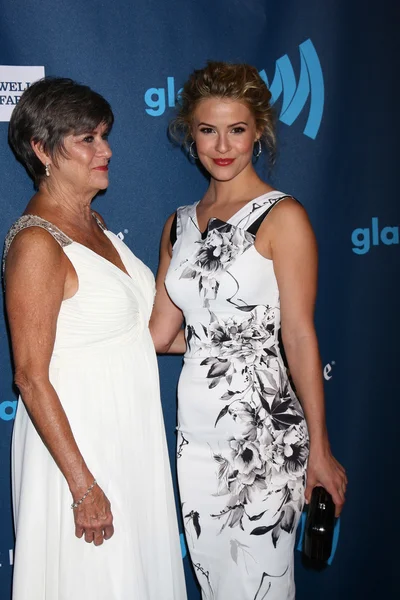 Linsey Godfrey, with her mother — Stock Photo, Image