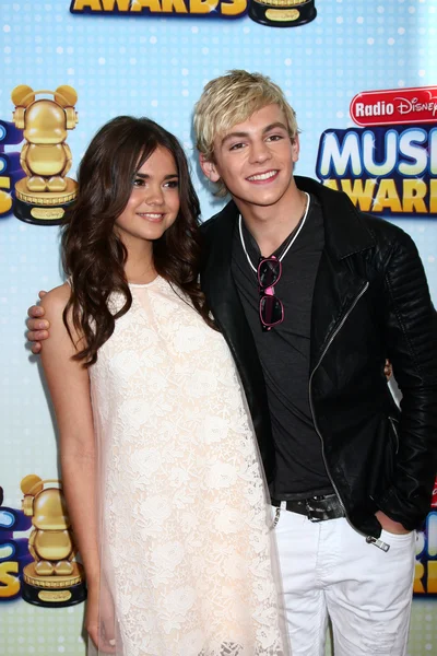 Maia Mitchell, Ross Lynch — Stockfoto