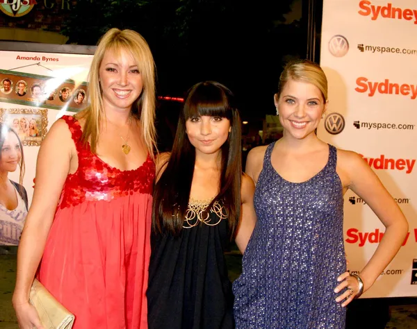 Jennifer Tisdale, Kierstin Koppel, y Ashley Benson Co Estrellas — Foto de Stock
