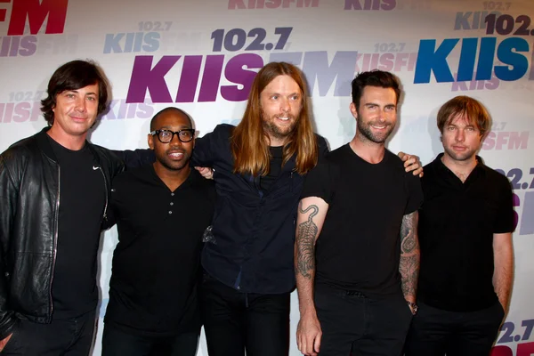 (L-R) Matt Flynn, PJ Morton, James Valentine, Adam Levine en Mickey Madden — Stockfoto