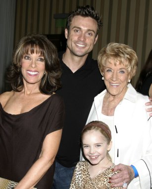 Kate lidner, daniel goddard, jeanne cooper ve darcy rose byrne