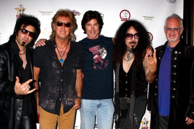 oyuncu (dahil ronn moss), devin devasquez