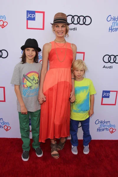 Angela Lindvall, com os filhos Sebastian Edwards, William Edwards — Fotografia de Stock