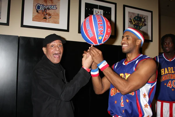 Al Jarreau & a globetrotter — Stock Photo, Image