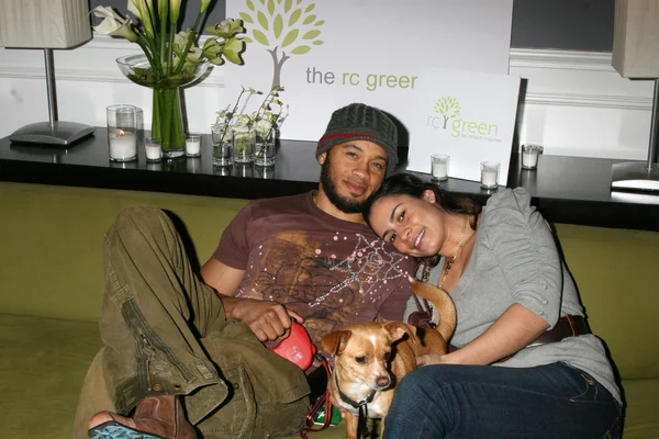 Кико Эллсворт и Кристин Карло со своей собакой — стоковое фото