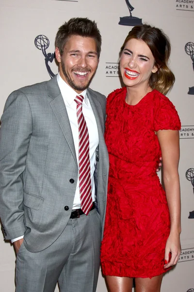 Scott clifton, jacqueline macinnes hout — Stockfoto