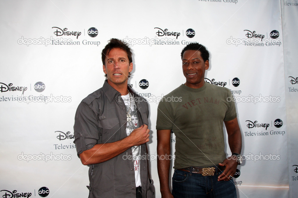 Dan Cortese ve Orlando Jones.