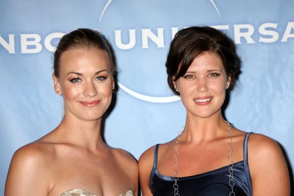 Yvonne Strahovski & Sarah Lancaste — Foto Stock