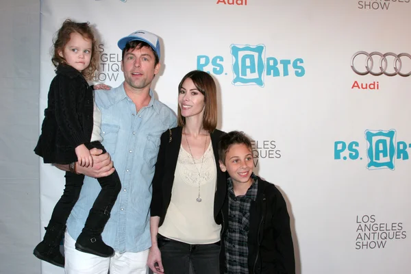 Michael Muhney, with daughter Ella, Wife Jamie, and son Dylan — Stock Photo, Image