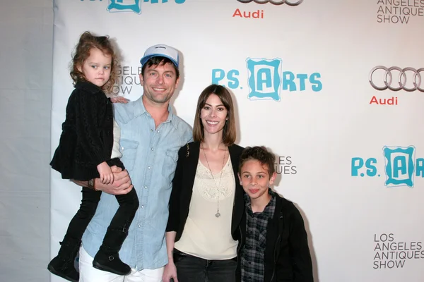 Майкл Муни, с дочерью Эллой, женой Джейми и сыном Диланом — стоковое фото
