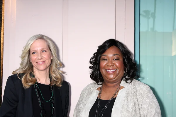 Betsy Beers, Shonda Rhimes — Stock Photo, Image