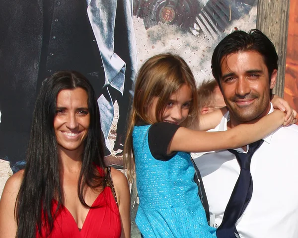 Gilles Marini, esposa, hija (azul), amigo — Foto de Stock