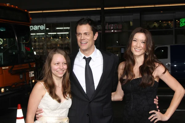 Johnny Knoxville com a filha Madis, esposa Naomi Nelson — Fotografia de Stock