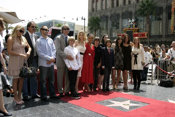 David E. Kelley, Michelle Pfeiffer. e família alargada — Fotografia de Stock