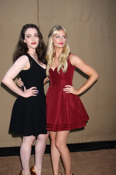 Kat Dennings, Beth Behrs — Stockfoto