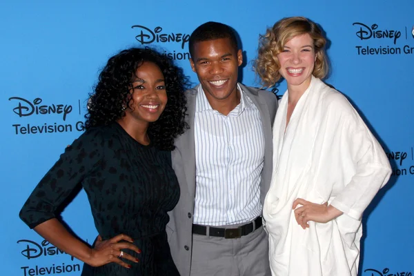 Jerrika Hinton, Gaius Charles, Tessa Ferrer — Foto de Stock