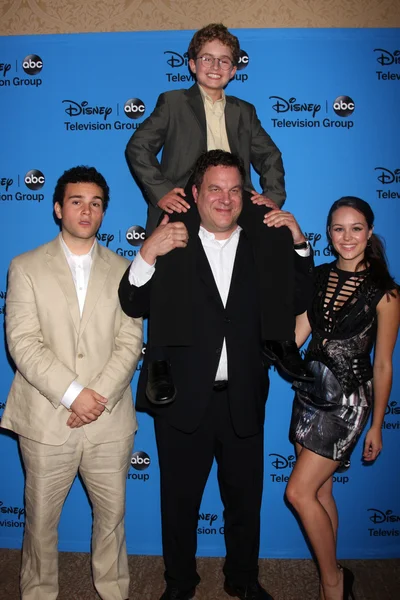 Troy Gentile, Sean Giambrone, Jeff Garlin, Hayley Orrantia — Stock Photo, Image