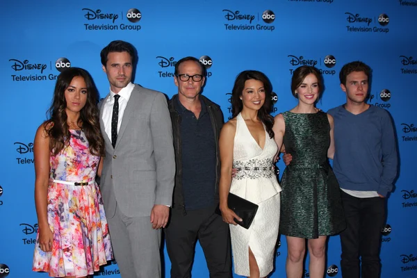 Chloe Bennet, Brett Dalton, Clark Gregg, Ming-Na Wen, Elizabeth Henstridge, Iain De Caestecker — Stock fotografie