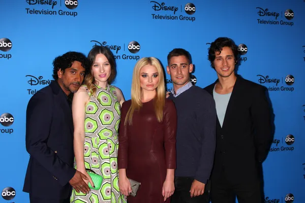 Naveen Andrews, Sophie Lowe, Emma Rigby, Michael Socha, Peter Gadiot — Fotografia de Stock