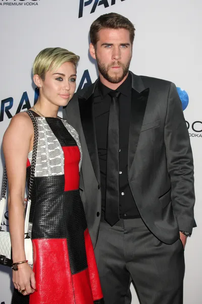 Miley Cyrus i Liam Hemsworth — Zdjęcie stockowe