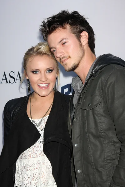 Emily Osment, Nathan Keyes — Foto Stock