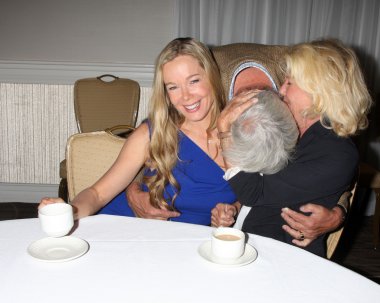 Jennifer gareis, john mccook, ara sokakta fabrikaları