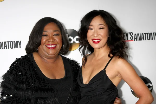 Shonda Rhimes, Sandra Oh — Stockfoto