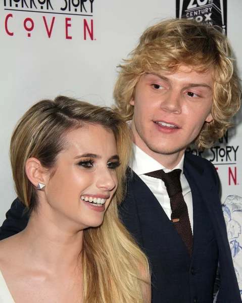 Emma Roberts, Evan Peters — Foto Stock