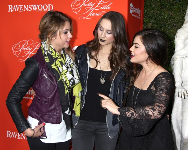 Ashley Benson, Troian Bellisario, Lucy Hale — Foto de Stock